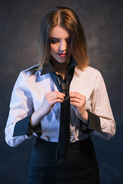 woman teach learn knot a tie helpful tutorial - Фото, зображення