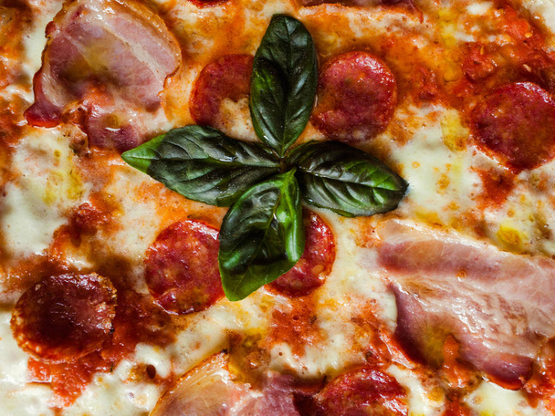 Peperoni Pizza Hintergrund Salami Speck Käse - Foto, Bild