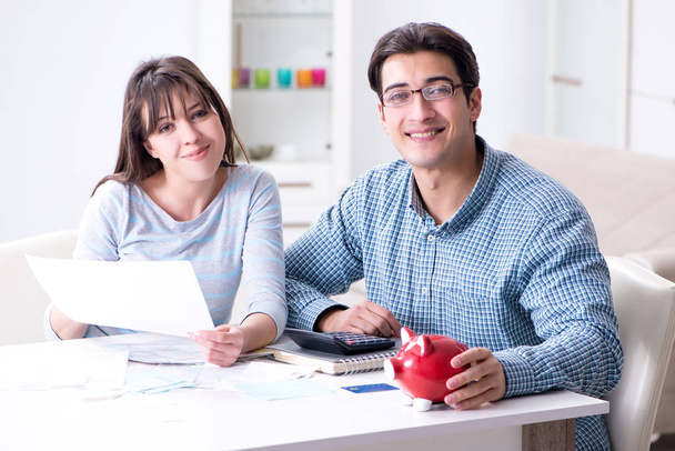 Молодая пара просматривает семейные финансовые документы - Фото, изображение