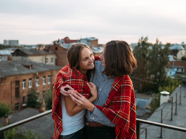 love couple rooftop hug happiness emotion - Foto, imagen