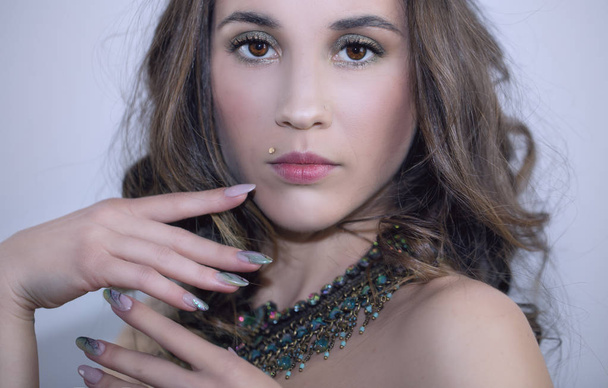 Schönheit Mode Modell Mädchen mit Nagelkunst und Make-up, Haare und Jude - Foto, Bild