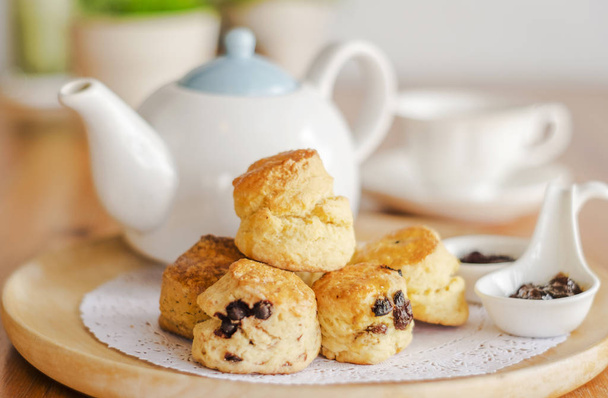 Petit déjeuner anglais et pause thé, scones sur table en bois avec une tasse de thé
. - Photo, image