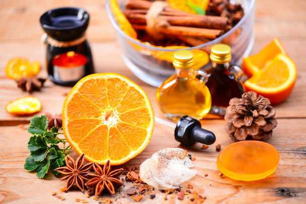 Aromaterapia Fragancia de naranja. Salud y belleza, concepto de naturaleza muerta
. - Foto, imagen