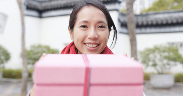 Frau schenkt jungen Menschen ein Geschenk, wünsche jungen ein frohes neues Jahr  - Foto, Bild