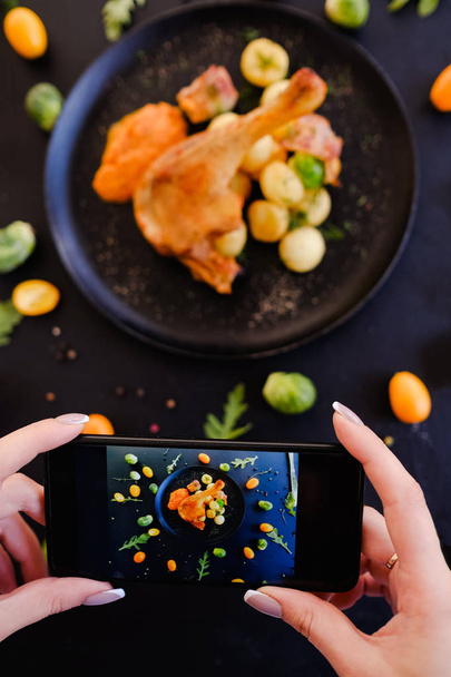 voedsel blogger restaurant eten smartphone foto - Foto, afbeelding