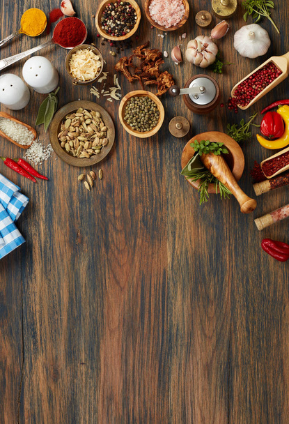 Ingredientes alimentarios en una mesa de madera
 - Foto, Imagen