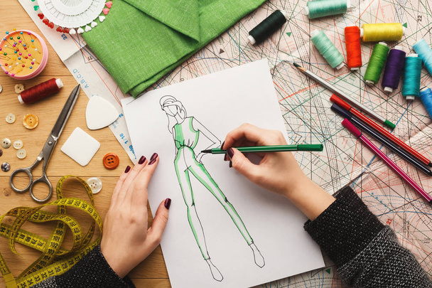 Bovenaanzicht op vrouw ontwerper tekening kleren schetsen - Foto, afbeelding
