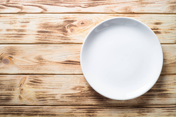 Assiette blanche sur table de cuisine en bois
. - Photo, image