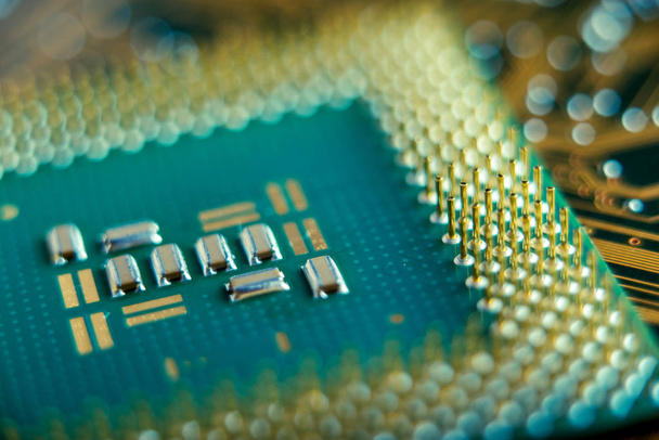 Placa eletrônica com as linhas e chips, elementos semicondutores closeup. O conceito da tecnologia de microeletrônica de estado sólido
 - Foto, Imagem