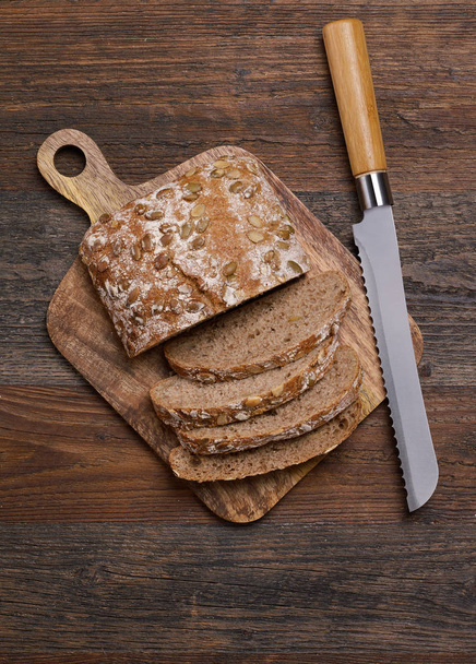 Celozrnný chléb a nůž - Fotografie, Obrázek