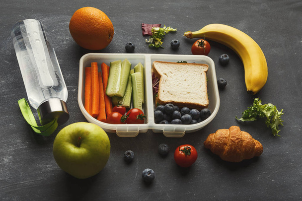 Beslenme çantası siyah tablo arka plan üzerinde sağlıklı gıda ile - Fotoğraf, Görsel