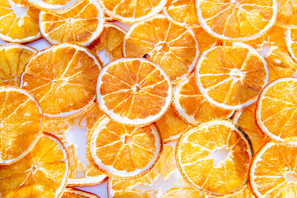 Pattern arranged with dried orange slices - Foto, Imagen