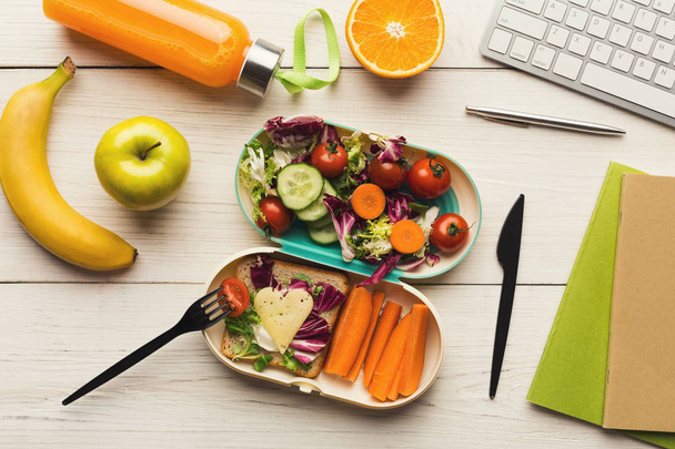 Sağlıklı beslenme çantasına ofis çalışma masası yemekten - Fotoğraf, Görsel