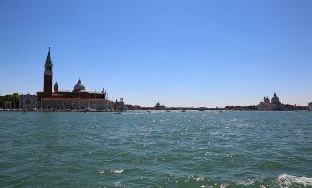 Βενετία Ιταλία στην Αδριατική θάλασσα και το καμπαναριό της εκκλησίας του ΑΕ - Φωτογραφία, εικόνα