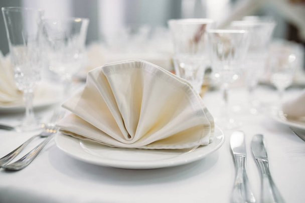 Luxe diner instellen gearrangeerd op een tafel met vintage crème kant ta - Foto, afbeelding