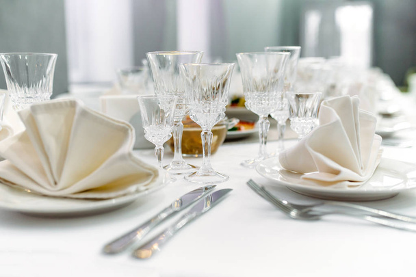 Jantar de luxo conjunto arranjado em uma mesa com renda creme vintage ta
 - Foto, Imagem