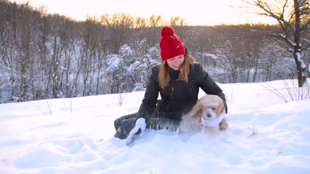 Mädchen machen Spaß mit Schneeflocken und ihrem Haustier - Filmmaterial, Video