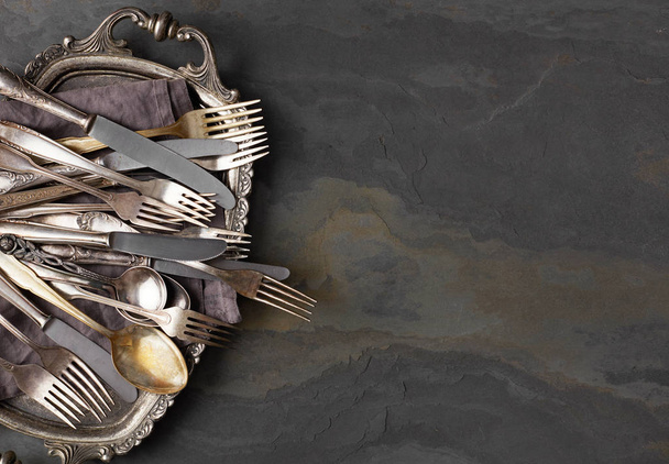 Tabeli noże, łyżki i widelce na talerzu - Zdjęcie, obraz