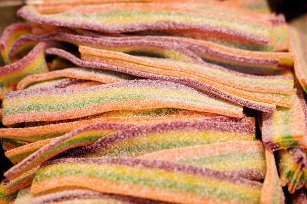 coloridos gusanos gomosos salpicados de azúcar
 - Foto, imagen