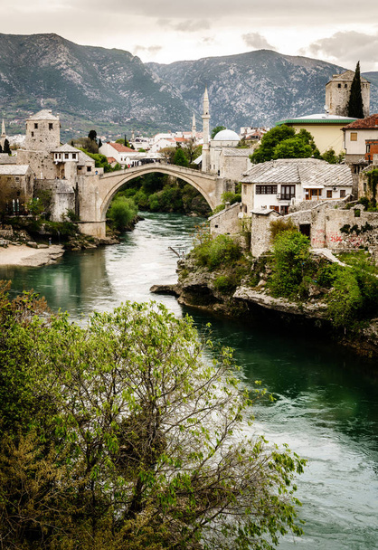 Вид на город Мостар и реку Неретву, Босния
 - Фото, изображение