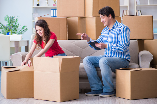 Молода пара переїжджає в новий будинок з коробками
 - Фото, зображення