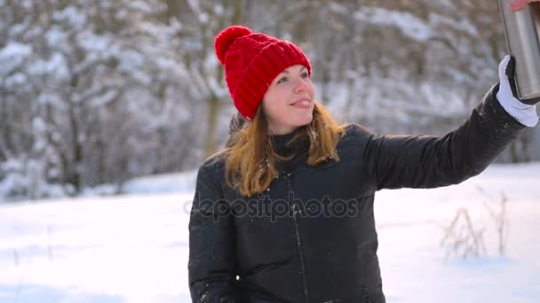 Chica joven la captura de la botella de termo con un té al aire libre
 - Metraje, vídeo