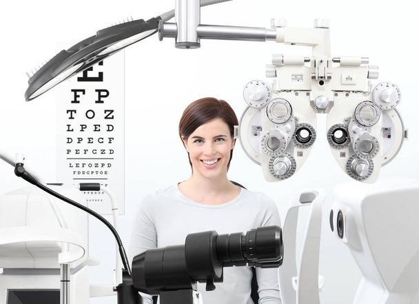 検眼医試験、眼鏡のオフィスで視力の女性患者 - 写真・画像