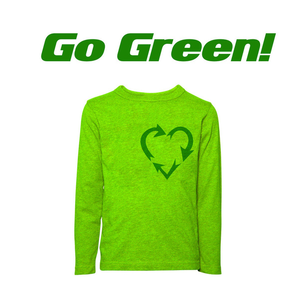 Ga groen recycling teken hart vormige trui geïsoleerd op wit - Foto, afbeelding