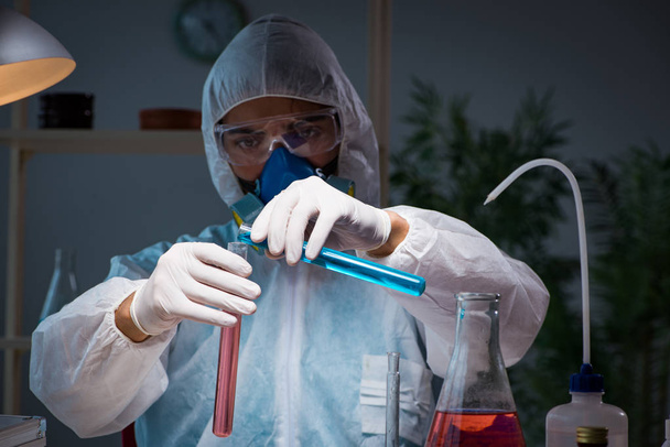 Lékařský drogový vědec pracující v laboratoři - Fotografie, Obrázek