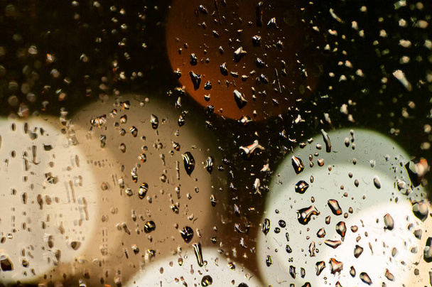 fundo de uma gota de chuva sobre o vidro e bokeh
 - Foto, Imagem