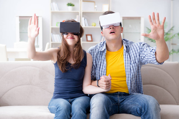 Joven familia jugando juegos con gafas de realidad virtual - Foto, Imagen