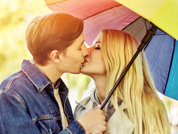Αγαπημένο ζευγάρι σε μια ημερομηνία κάτω από την ομπρέλα. - Φωτογραφία, εικόνα