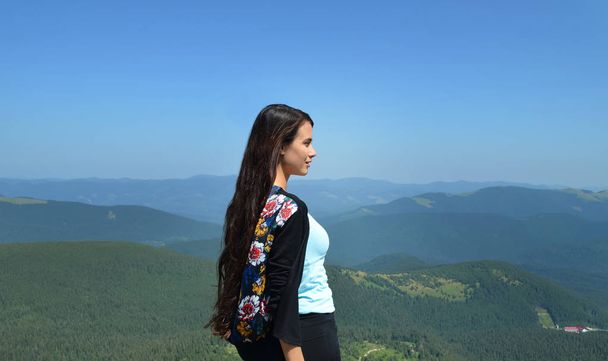 dívka na vrcholu hory - Fotografie, Obrázek