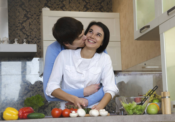 όμορφο νεαρό ζευγάρι στην κουζίνα - Φωτογραφία, εικόνα