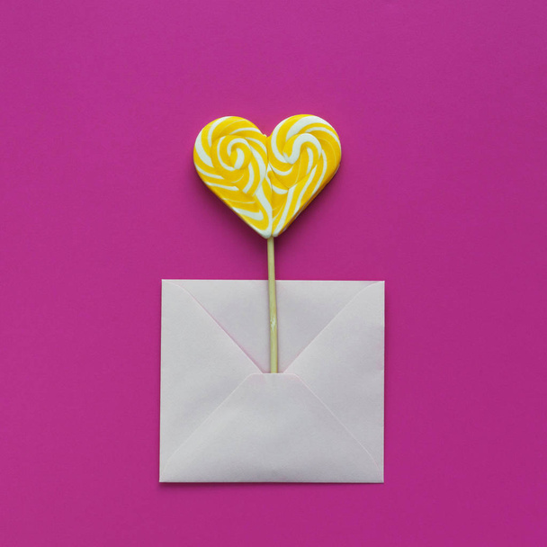 concept de Saint Valentin amour, présent pour la Saint Valentin, une sucette aux bonbons
  - Photo, image