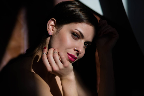 Σέξι νεαρή γυναίκα θέτοντας σε ένα φυσικό φωτισμό - Φωτογραφία, εικόνα