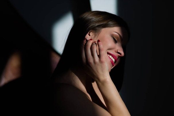 Сексуальная молодая женщина позирует при естественном освещении
 - Фото, изображение