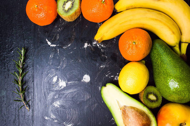Mistura saudável de frutas no fundo branco
 - Foto, Imagem