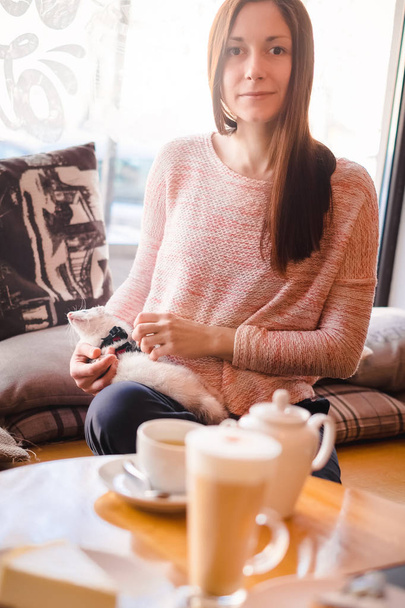 Mladá žena s její domácí fretka v kavárně - Fotografie, Obrázek
