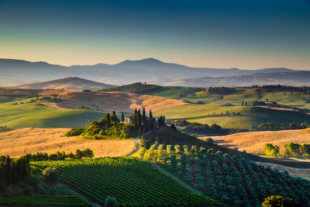 日の出、ヴァル ・ ドルチャ、イタリアの風光明媚なトスカーナ風景 - 写真・画像