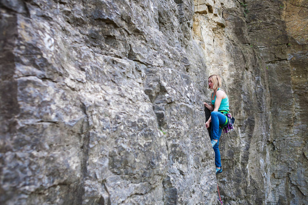 Uma mulher alpinista numa rocha
. - Foto, Imagem