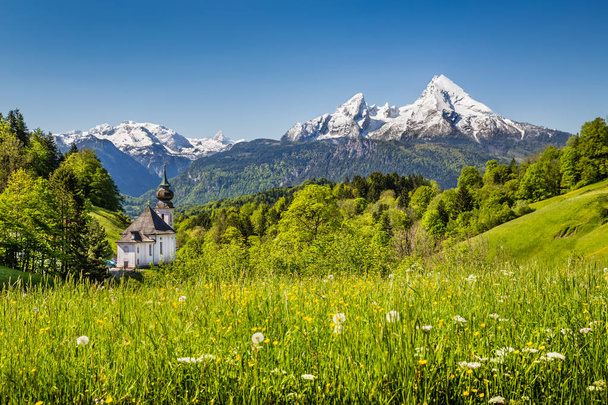 Bela paisagem montanhosa nos Alpes bávaros com igreja de peregrinação de Maria Gern e Watzmann maciço no fundo, Nationalpark Berchtesgadener Land, Baviera, Alemanha
 - Foto, Imagem