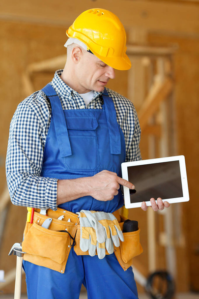 Worker pointing at tablet - Foto, Imagem