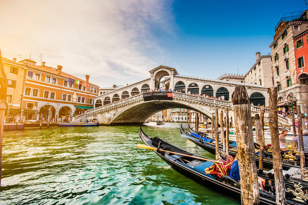 Vista panorámica del famoso Canal Grande con el famoso Puente de Rialto al atardecer en Venecia, Italia con efecto de filtro de estilo retro vintage Instagram
 - Foto, Imagen