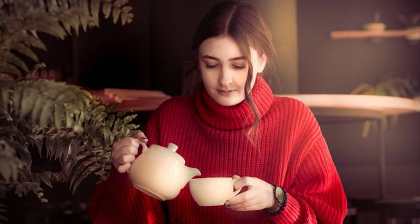 Meisje in een café het drinken van thee - Foto, afbeelding