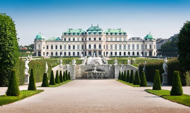 krásný výhled na slavný schloss belvedere, postavený johann lukas von hildebrandt jako letní sídlo pro princ Evžen Savojský, ve Vídni, Rakousko - Fotografie, Obrázek