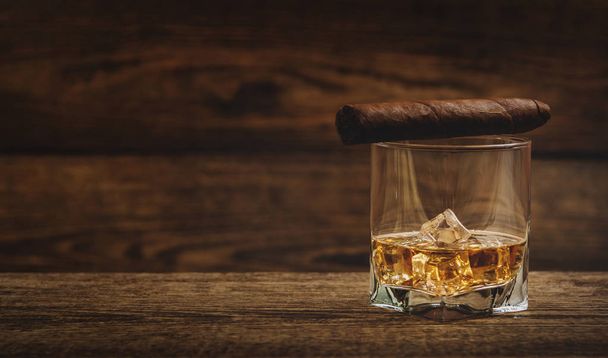 whisky met ijs - Foto, afbeelding