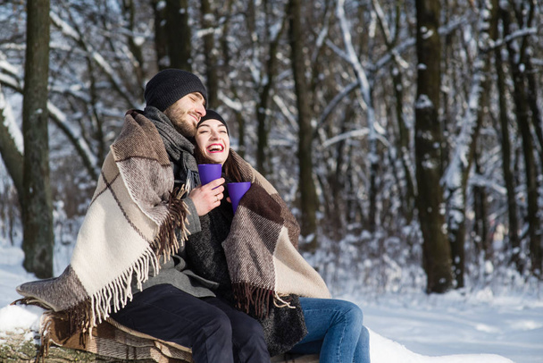 Onnellinen pari ottaa halauksia talvella ulkona
 - Valokuva, kuva