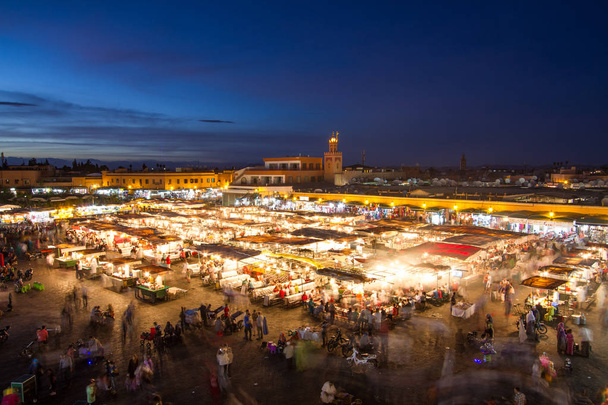 jamaa el fna Marktplatz in der Abenddämmerung, Marrakesch, Marokko, Nordafrika. - Foto, Bild