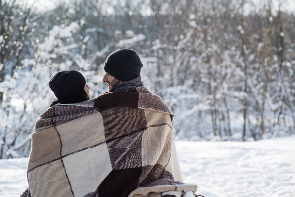 Casal romântico das costas no inverno ao ar livre
 - Foto, Imagem